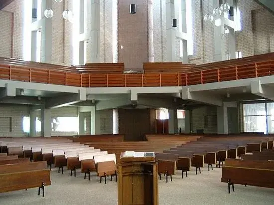 De kerkzaal van de Sionkerk met de rondlopende galerij